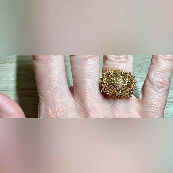 Vintage Designer Signed AVON Gold Tone Floral Filigree Open Ring, Size 6 - Picture 7 of 9